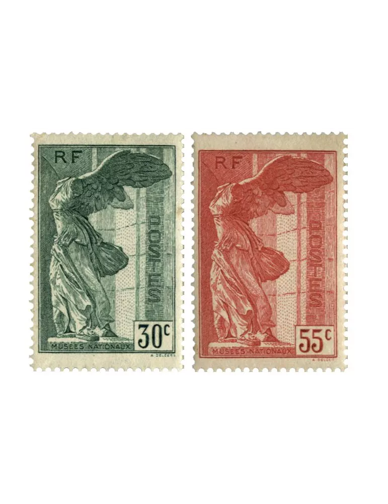 Lot de timbres en vrac à trier dans 2 cartons + 3 boîtes à chaussures
